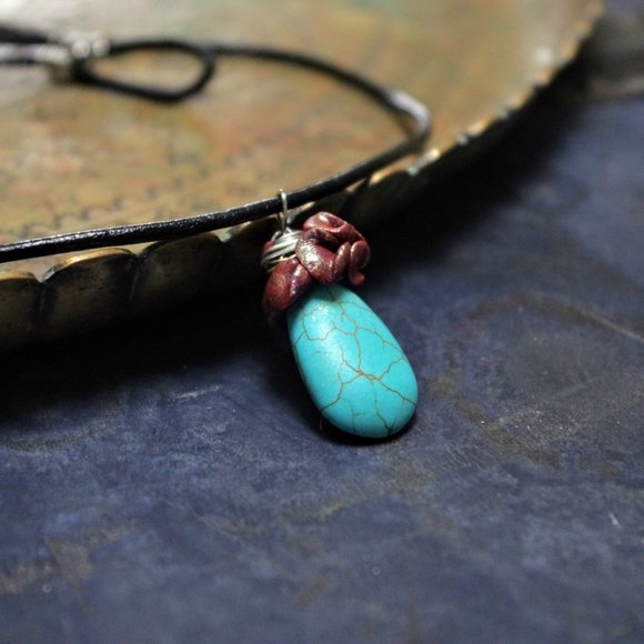 Teal Howlite Pendant Necklace with Sculpted Clay Flower Details - Picture 7 of 8